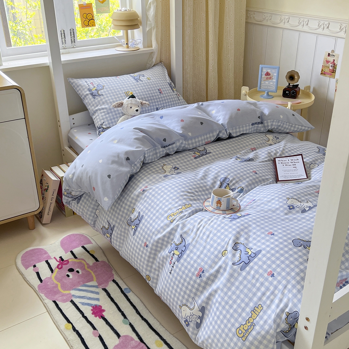 91家纺网 家纺一手货源 找家纺 麦伦家居 2025新款40支13372全棉纯棉斜纹学生上下铺床品宿舍三件套上下铺四件套系列 爱心小恐龙