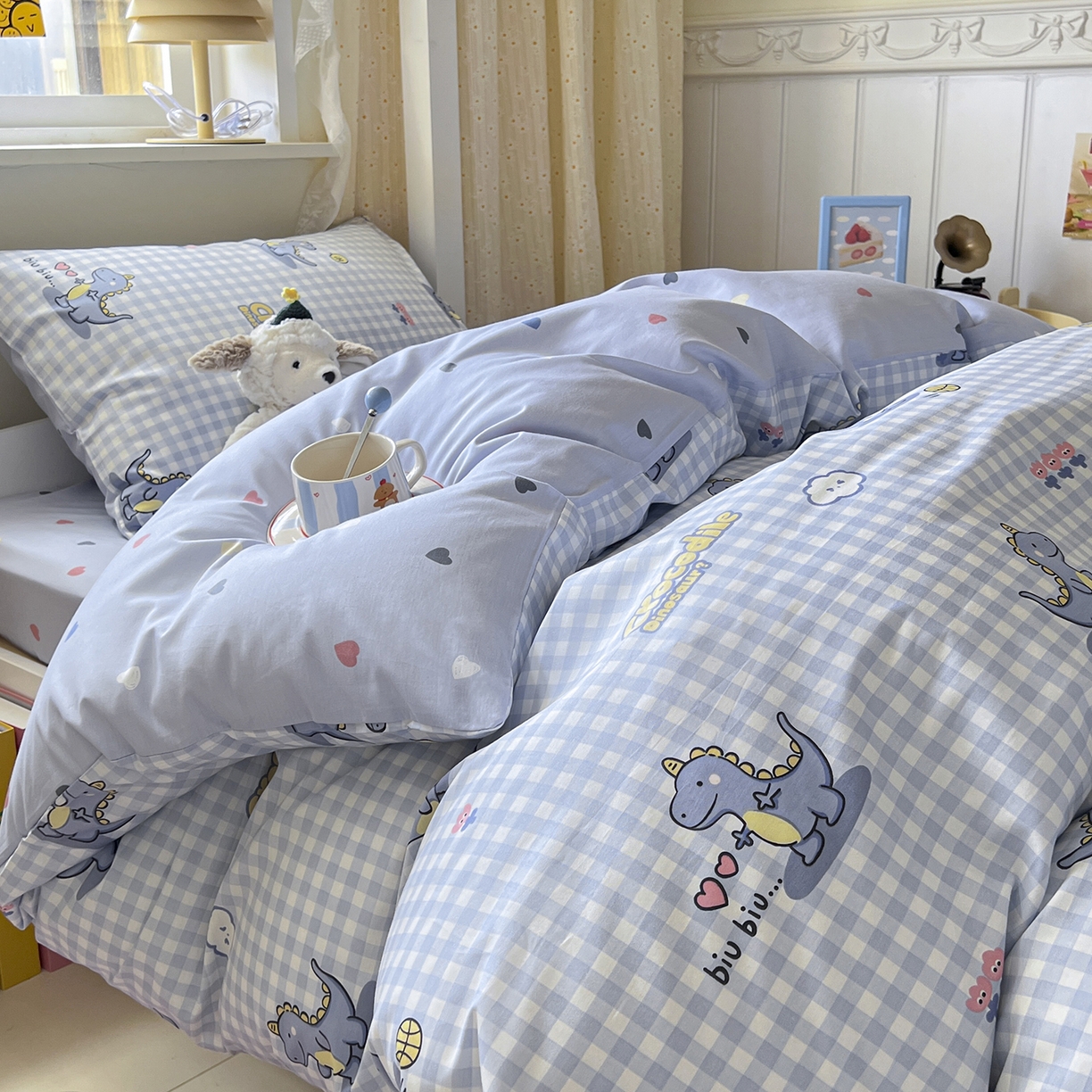 91家纺网 家纺一手货源 找家纺 麦伦家居 2025新款40支13372全棉纯棉斜纹学生上下铺床品宿舍三件套上下铺四件套系列 爱心小恐龙