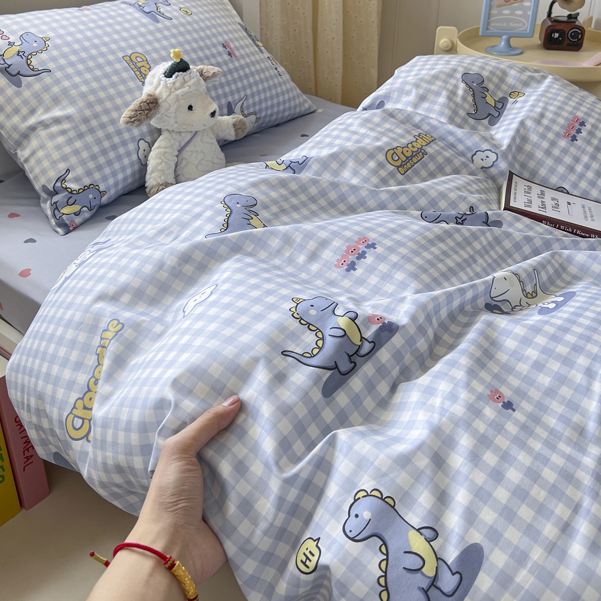 91家纺网 家纺一手货源 找家纺 麦伦家居 2025新款40支13372全棉纯棉斜纹学生上下铺床品宿舍三件套上下铺四件套系列 爱心小恐龙