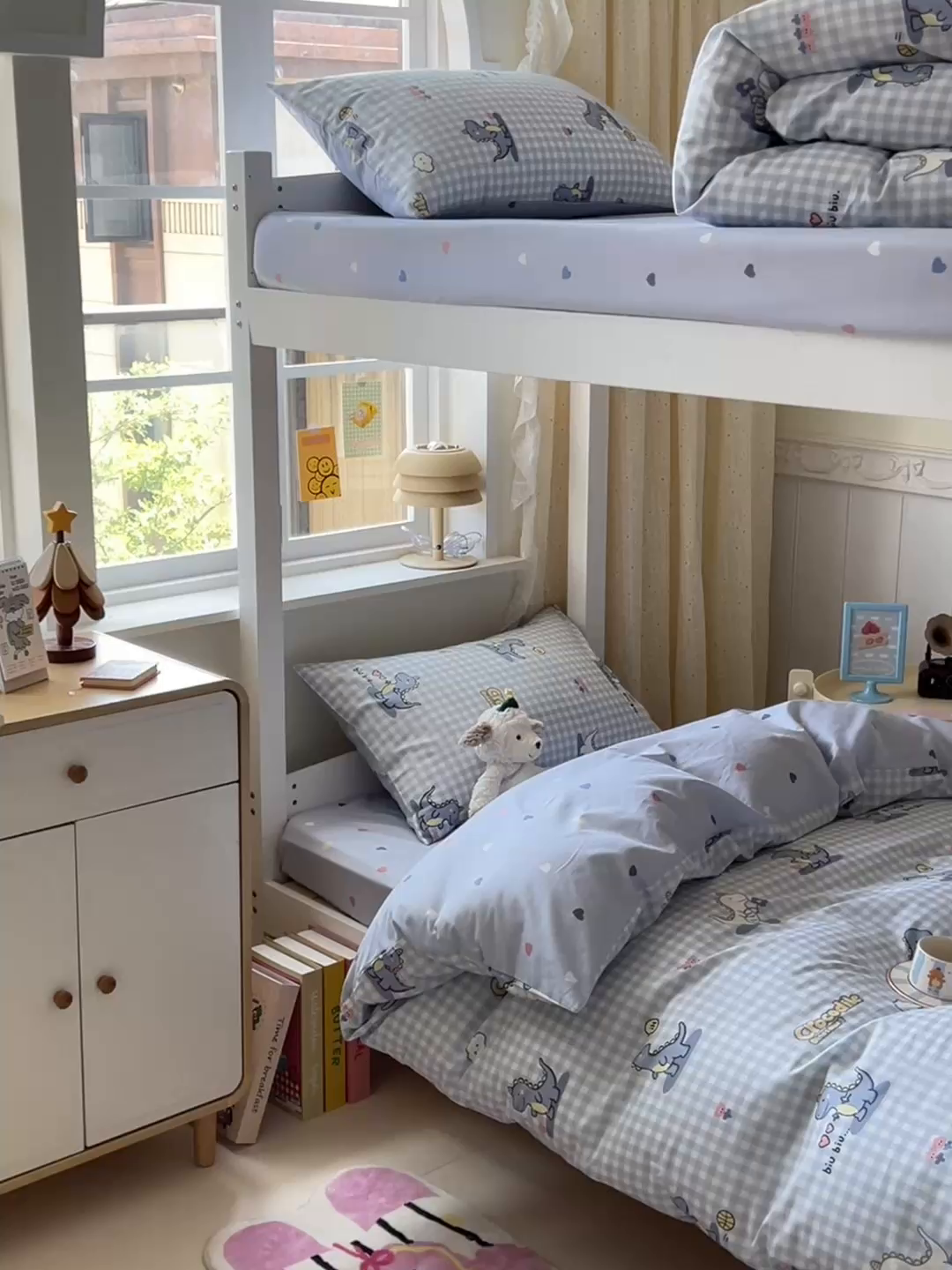 91家纺网 家纺一手货源 找家纺 麦伦家居 2025新款40支13372全棉纯棉斜纹学生上下铺床品宿舍三件套上下铺四件套系列 爱心小恐龙