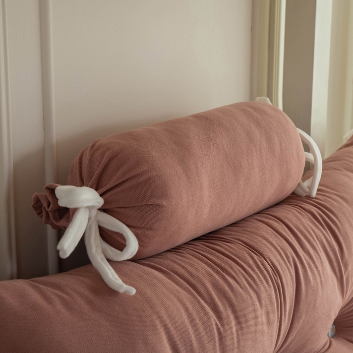 91家纺网 家纺一手货源 找家纺 一兰家纺 2025新款学生季床头靠垫床上护栏公主风靠枕床上抱枕护腰靠--花容系列 花容-豆沙红