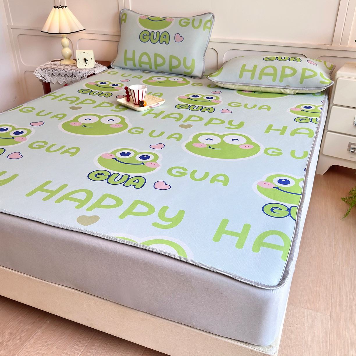 91家纺网 家纺一手货源 找家纺 乐居家纺 2025新款凉感丝三明治床笠款凉席席子 卡通青蛙