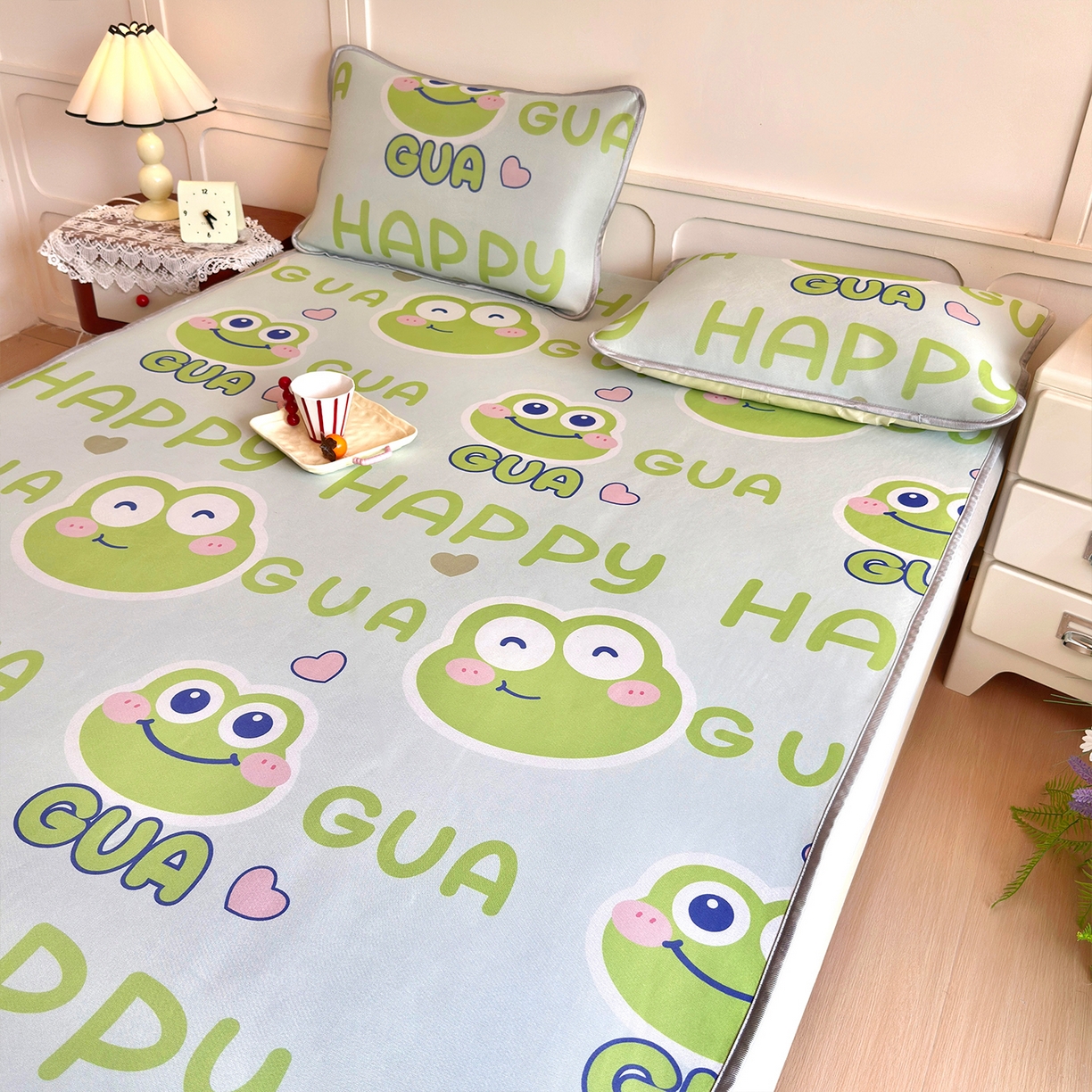 91家纺网 家纺一手货源 找家纺 乐居家纺 2025新款凉感丝三明治床笠款凉席席子 卡通青蛙