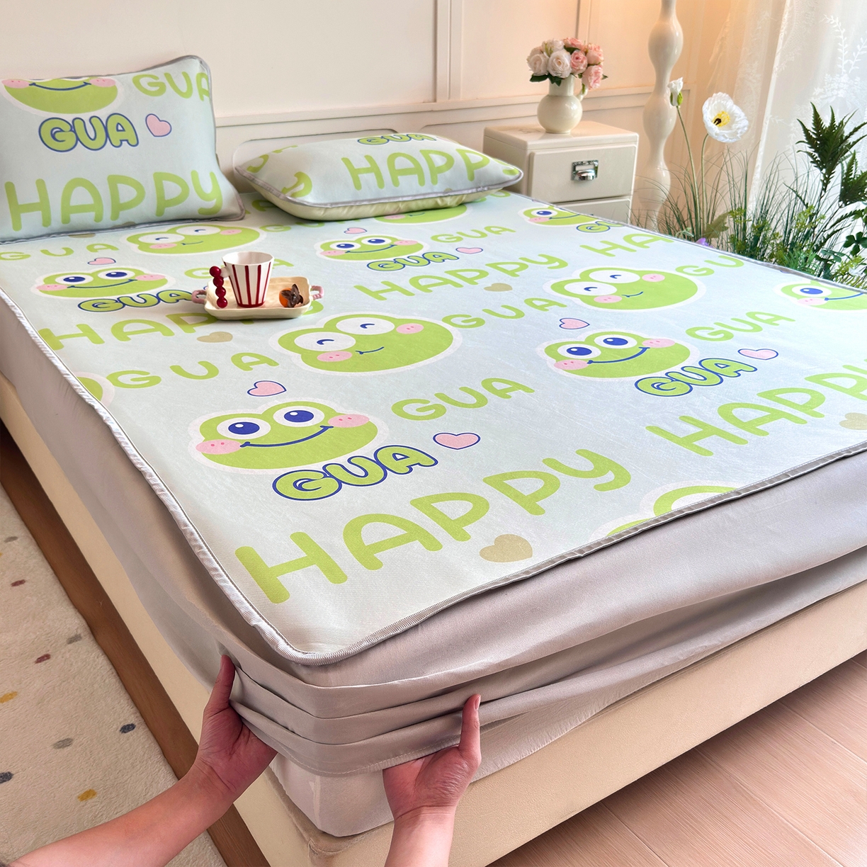 91家纺网 家纺一手货源 找家纺 乐居家纺 2025新款凉感丝三明治床笠款凉席席子 卡通青蛙