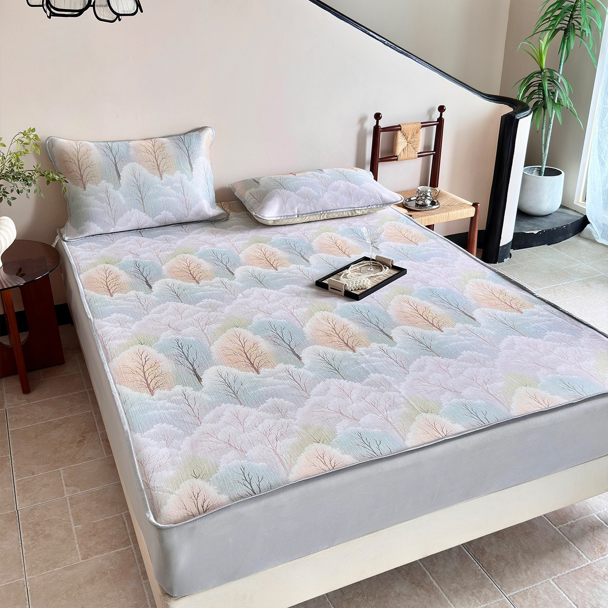 91家纺网 家纺一手货源 找家纺 乐居家纺 2025新款凉感丝三明治床笠款凉席席子 梦幻森林