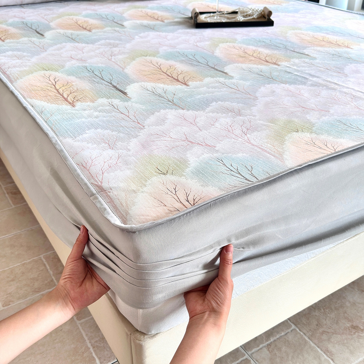 91家纺网 家纺一手货源 找家纺 乐居家纺 2025新款凉感丝三明治床笠款凉席席子 梦幻森林