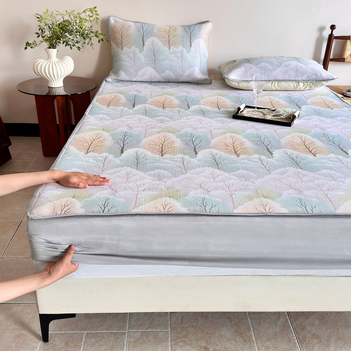 91家纺网 家纺一手货源 找家纺 乐居家纺 2025新款凉感丝三明治床笠款凉席席子 梦幻森林