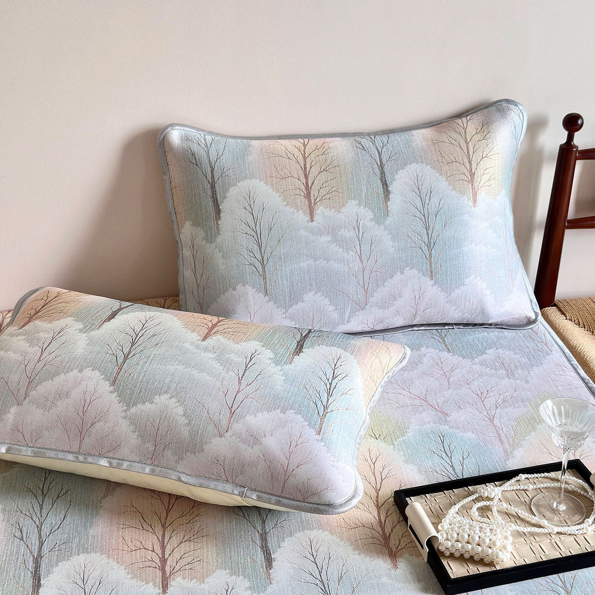 91家纺网 家纺一手货源 找家纺 乐居家纺 2025新款凉感丝三明治床笠款凉席席子 梦幻森林