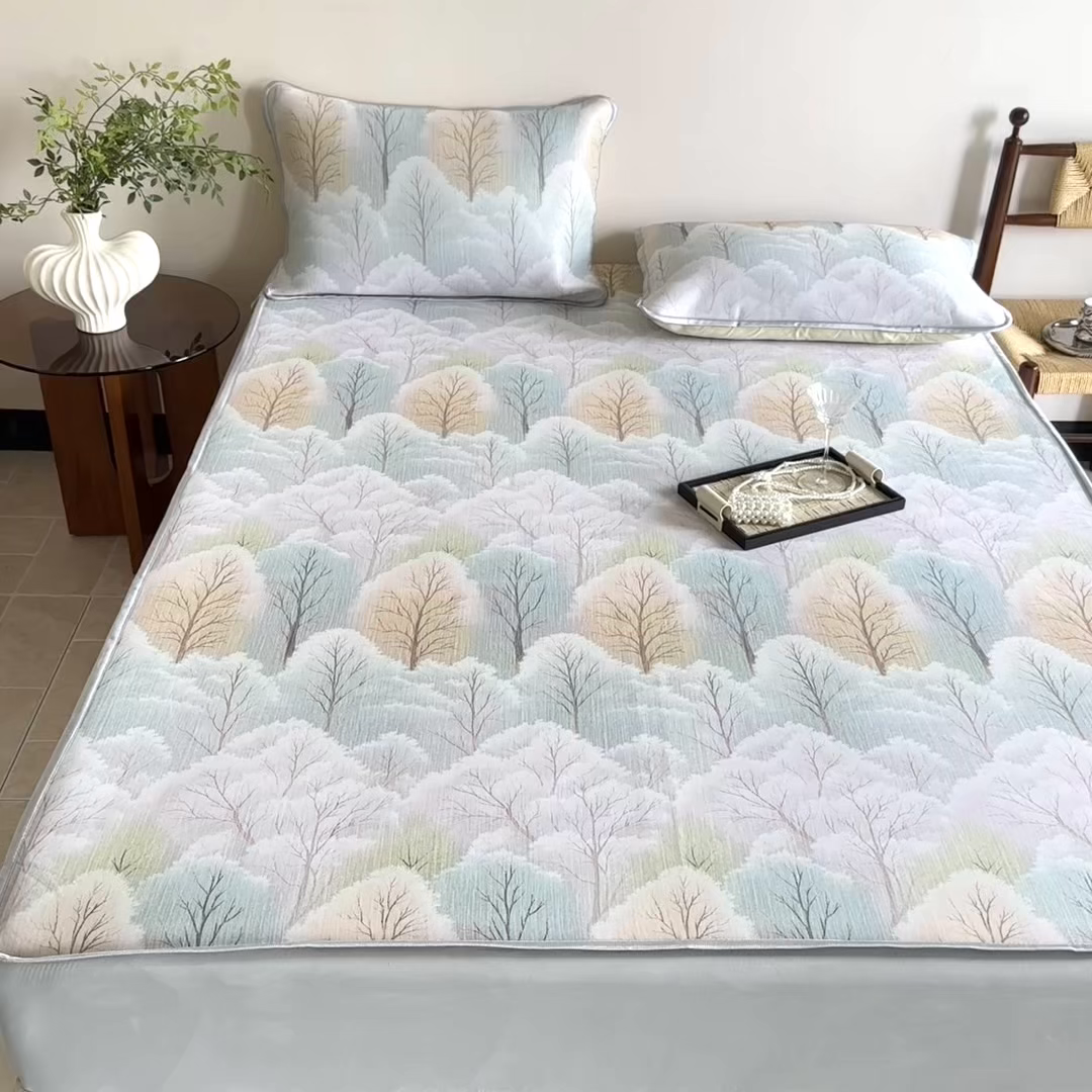 91家纺网 家纺一手货源 找家纺 乐居家纺 2025新款凉感丝三明治床笠款凉席席子 梦幻森林