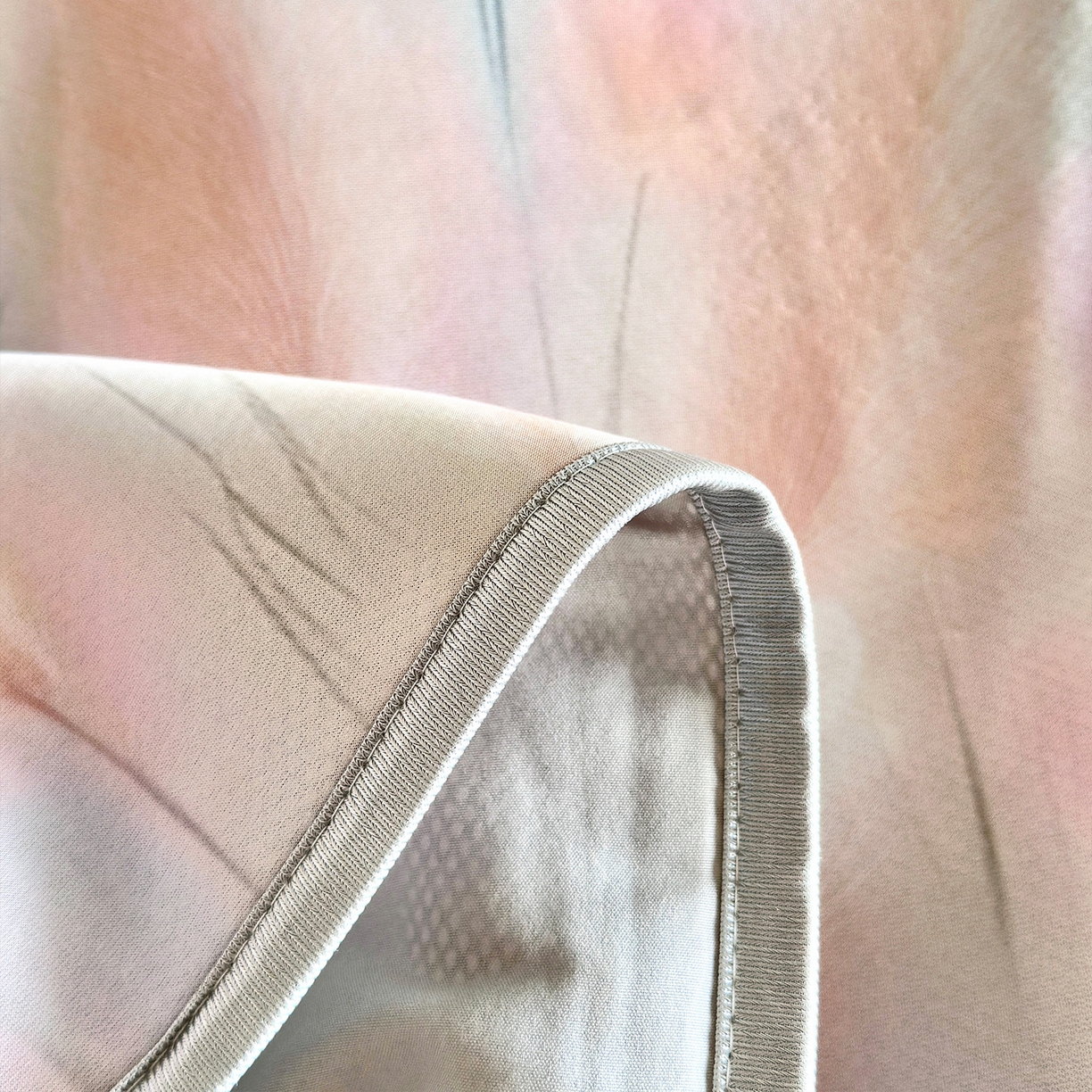 91家纺网 家纺一手货源 找家纺 乐居家纺 2025新款凉感丝三明治床笠款凉席席子 浅茵