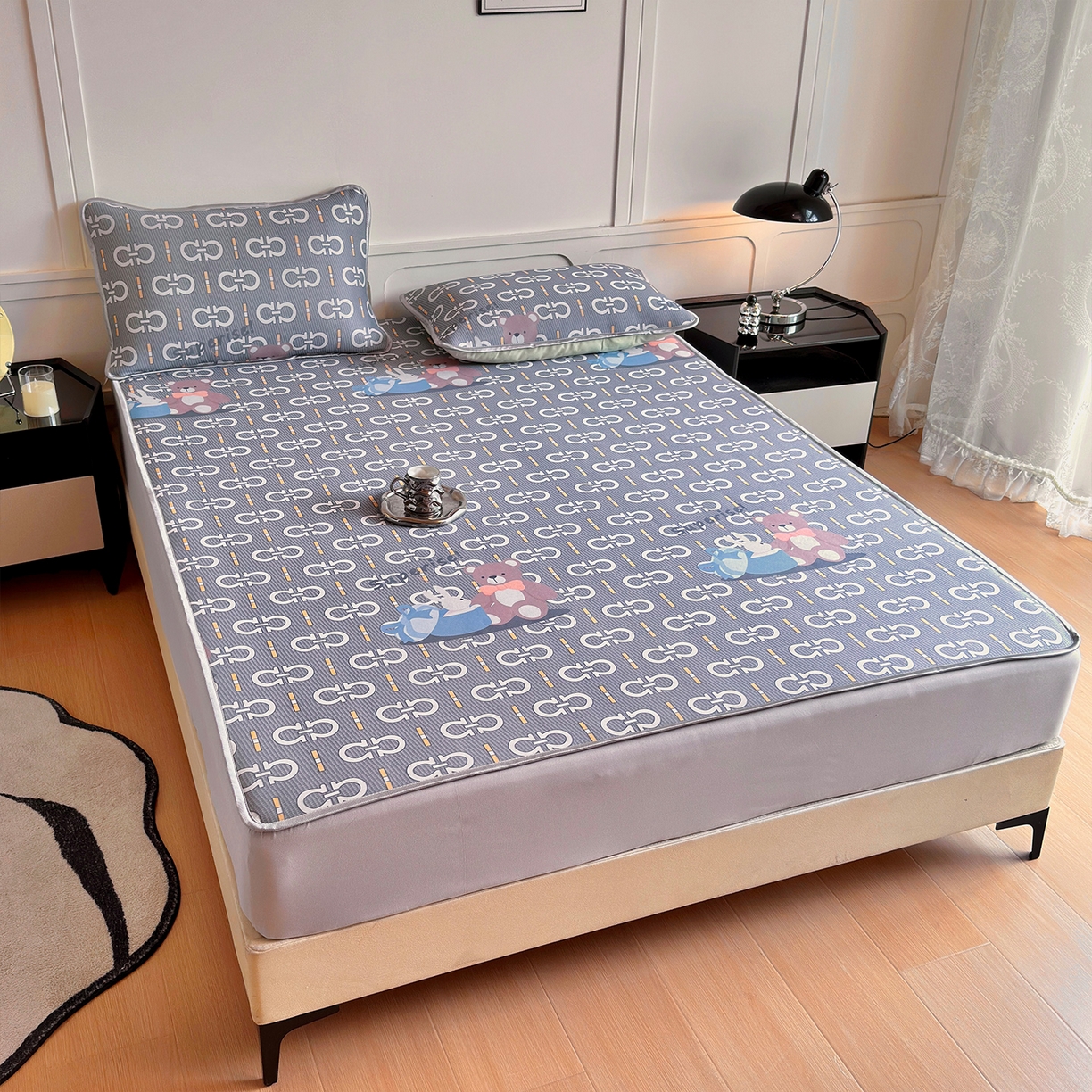 91家纺网 家纺一手货源 找家纺 乐居家纺 2025新款凉感丝三明治床笠款凉席席子 熊抱兔