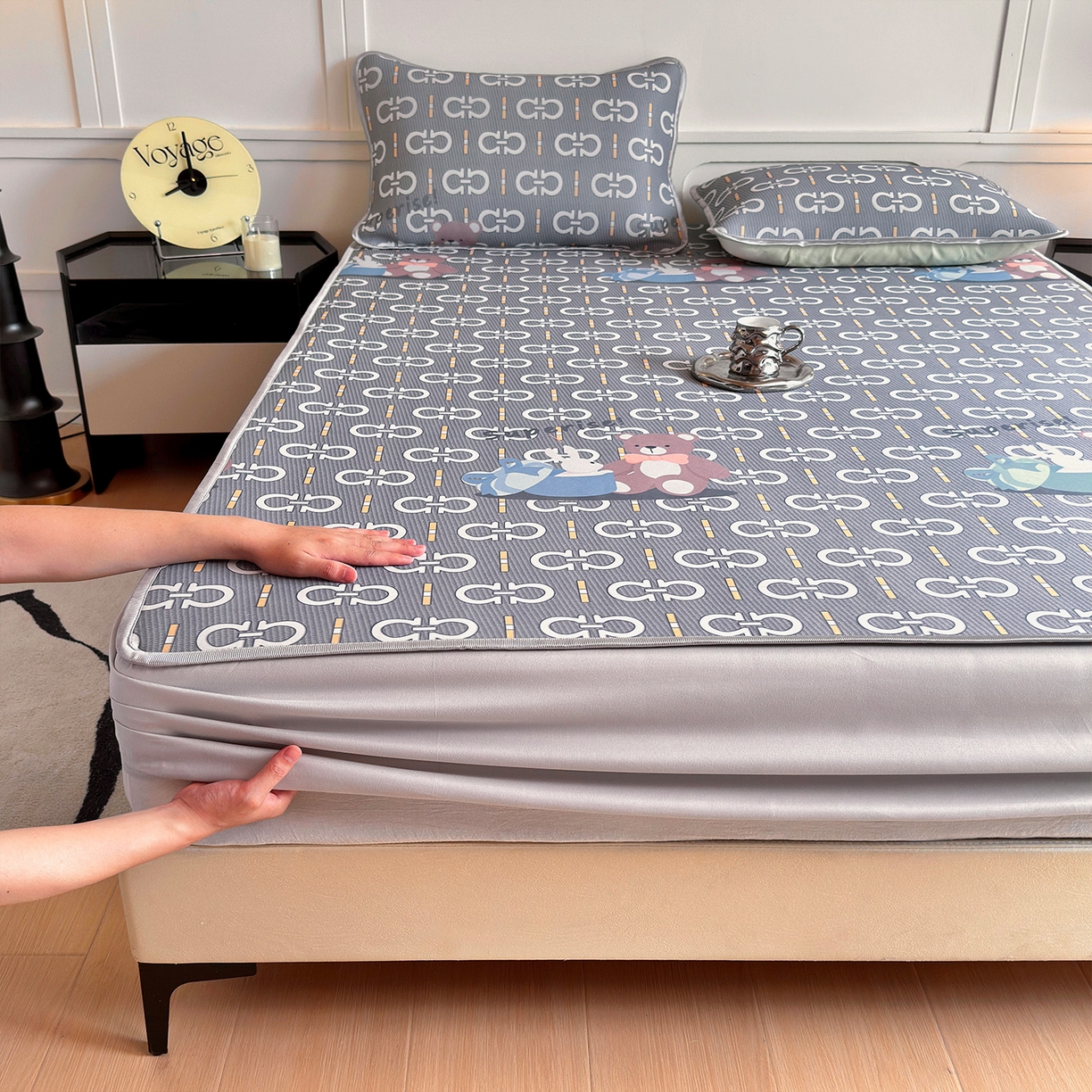 91家纺网 家纺一手货源 找家纺 乐居家纺 2025新款凉感丝三明治床笠款凉席席子 熊抱兔