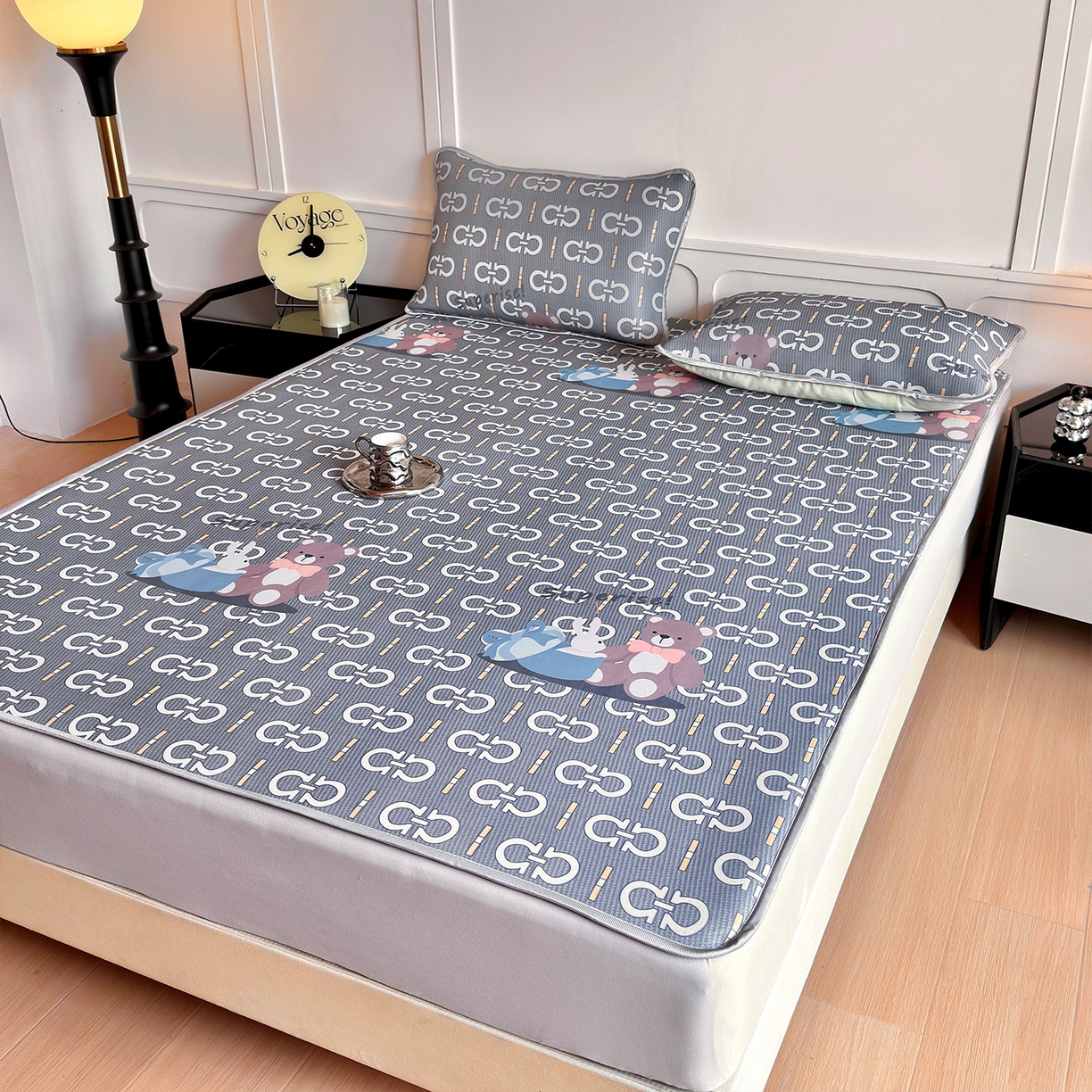 91家纺网 家纺一手货源 找家纺 乐居家纺 2025新款凉感丝三明治床笠款凉席席子 熊抱兔