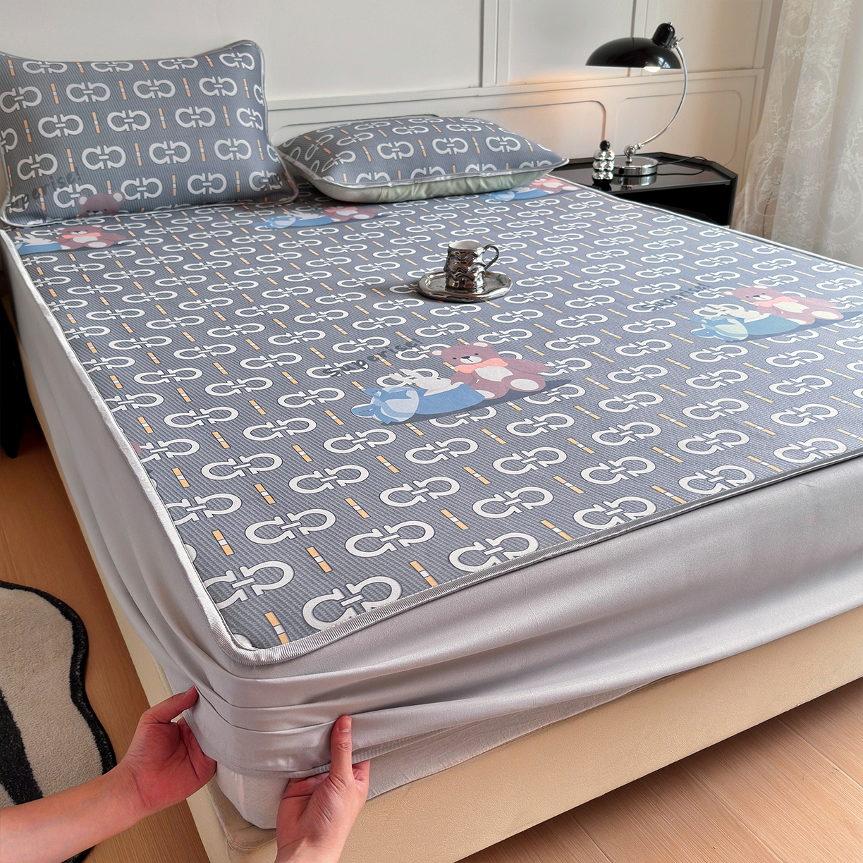 91家纺网 家纺一手货源 找家纺 乐居家纺 2025新款凉感丝三明治床笠款凉席席子 熊抱兔