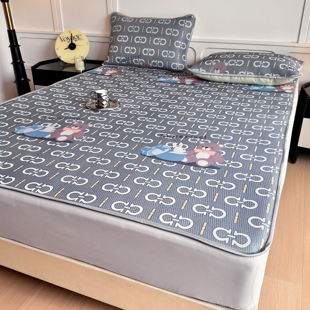 91家纺网 家纺一手货源 找家纺 乐居家纺 2025新款凉感丝三明治床笠款凉席席子 熊抱兔