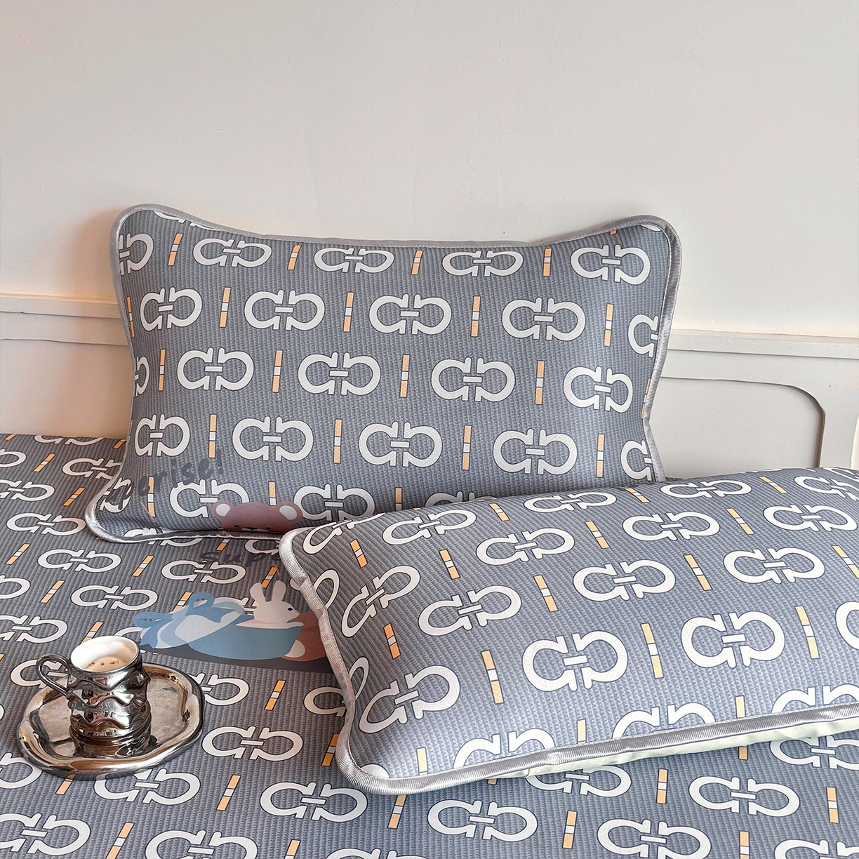 91家纺网 家纺一手货源 找家纺 乐居家纺 2025新款凉感丝三明治床笠款凉席席子 熊抱兔