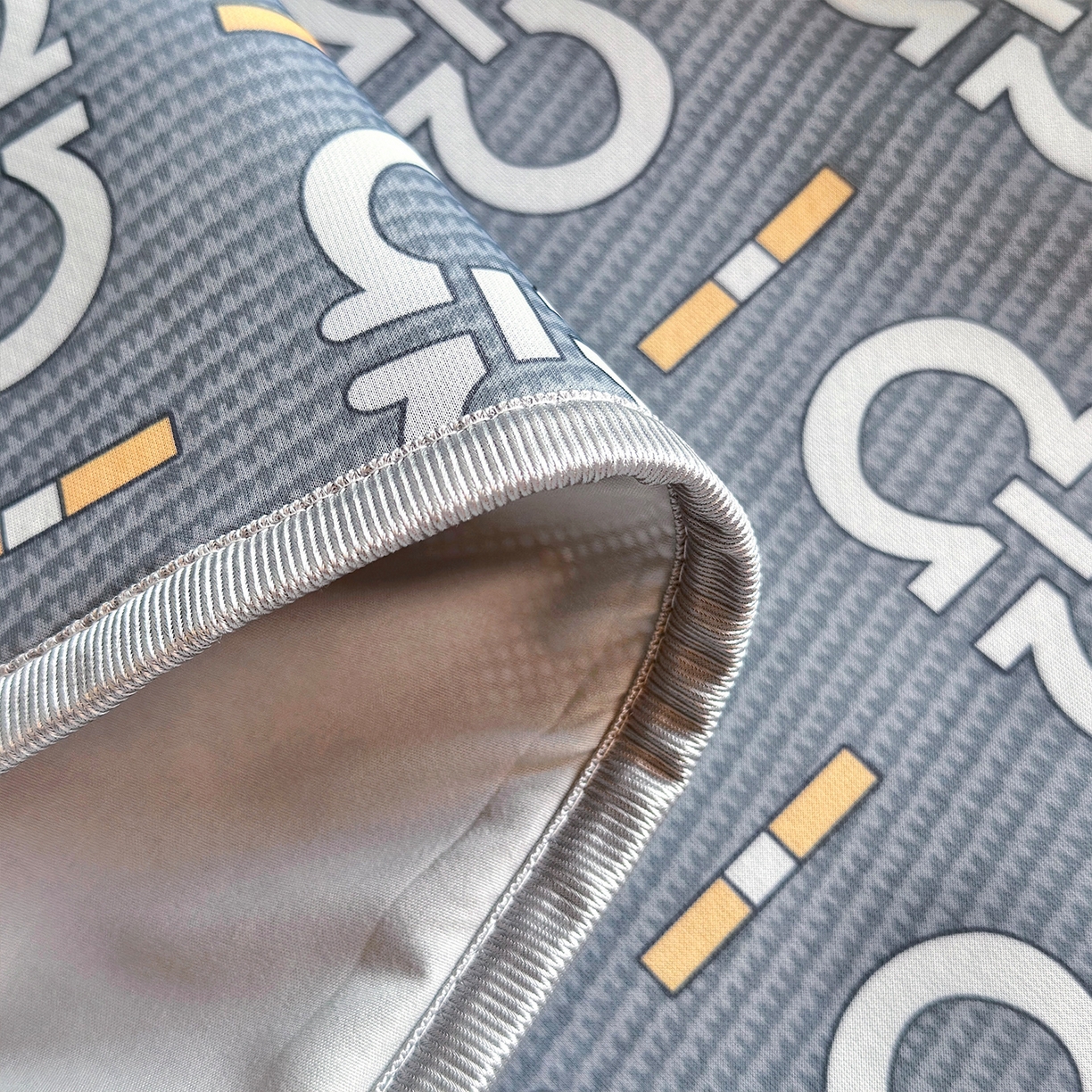 91家纺网 家纺一手货源 找家纺 乐居家纺 2025新款凉感丝三明治床笠款凉席席子 熊抱兔