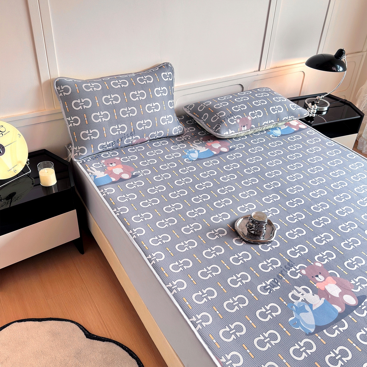 91家纺网 家纺一手货源 找家纺 乐居家纺 2025新款凉感丝三明治床笠款凉席席子 熊抱兔