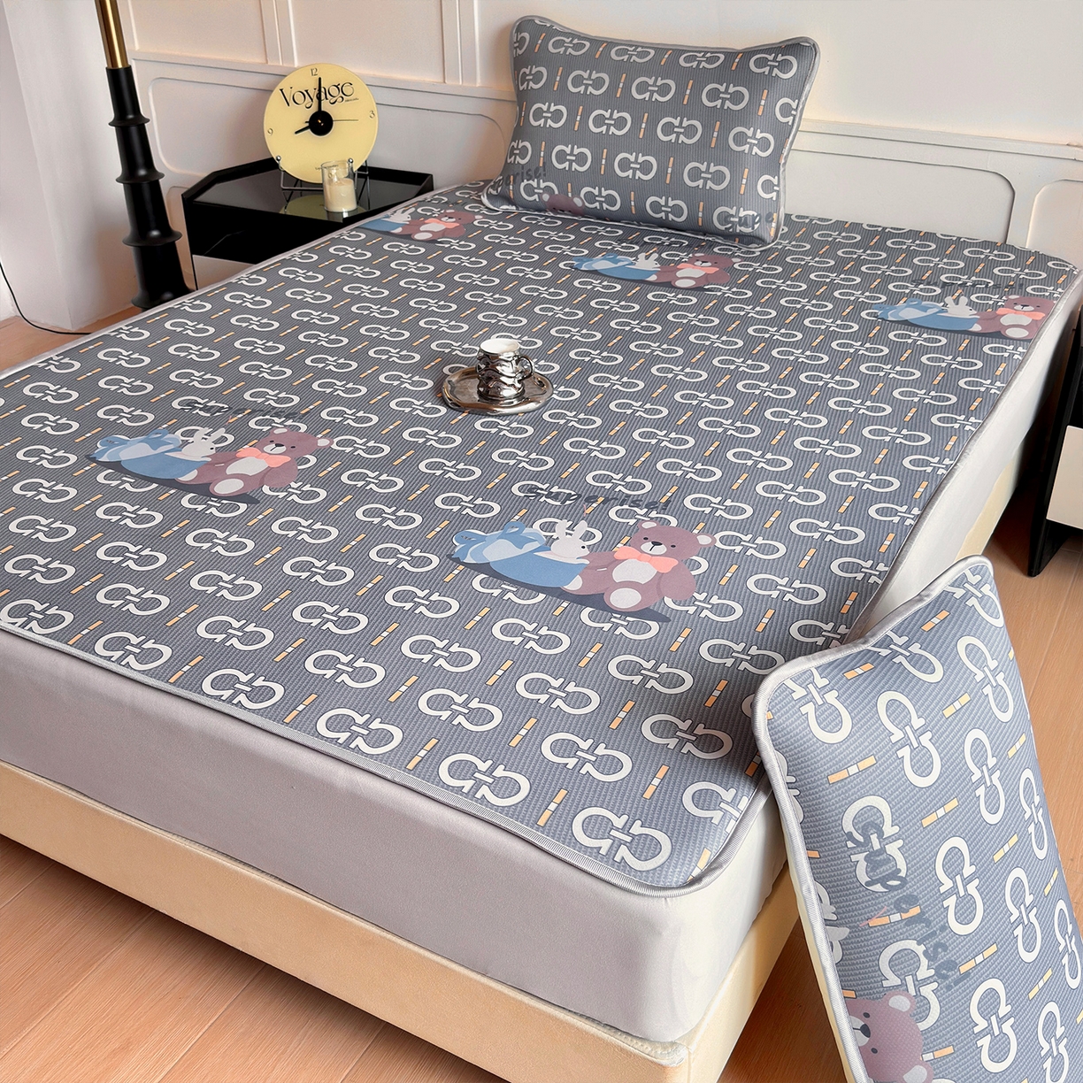 91家纺网 家纺一手货源 找家纺 乐居家纺 2025新款凉感丝三明治床笠款凉席席子 熊抱兔