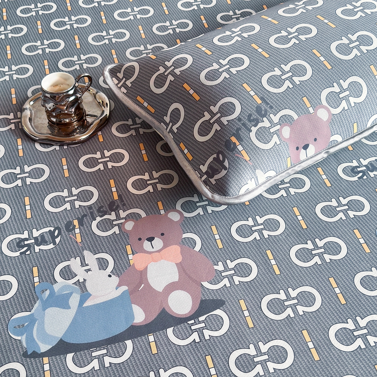 91家纺网 家纺一手货源 找家纺 乐居家纺 2025新款凉感丝三明治床笠款凉席席子 熊抱兔