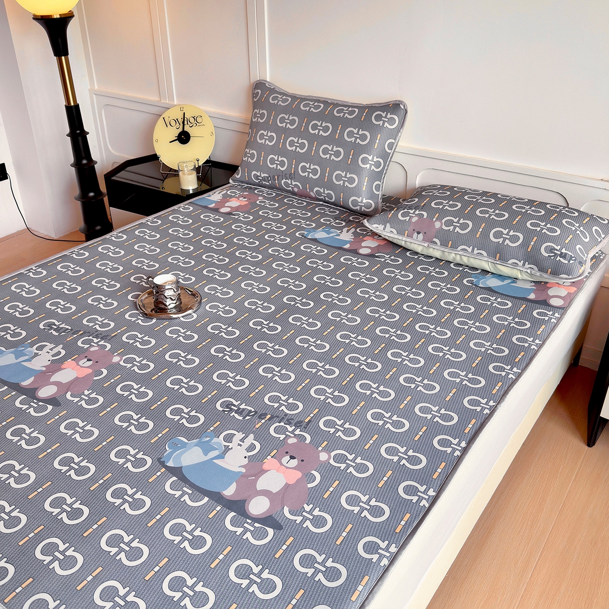 91家纺网 家纺一手货源 找家纺 乐居家纺 2025新款凉感丝三明治床笠款凉席席子 熊抱兔