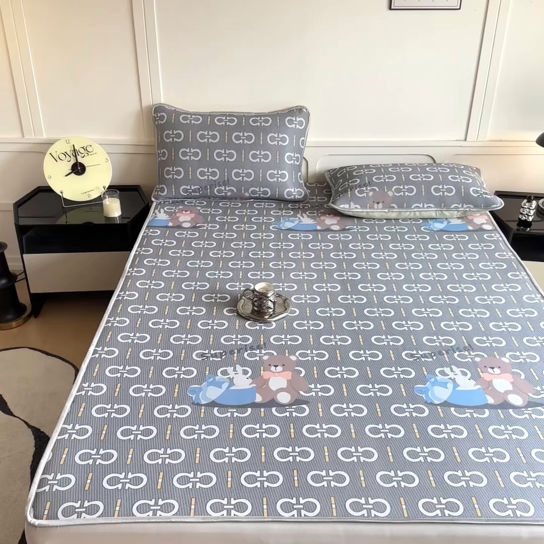 91家纺网 家纺一手货源 找家纺 乐居家纺 2025新款凉感丝三明治床笠款凉席席子 熊抱兔