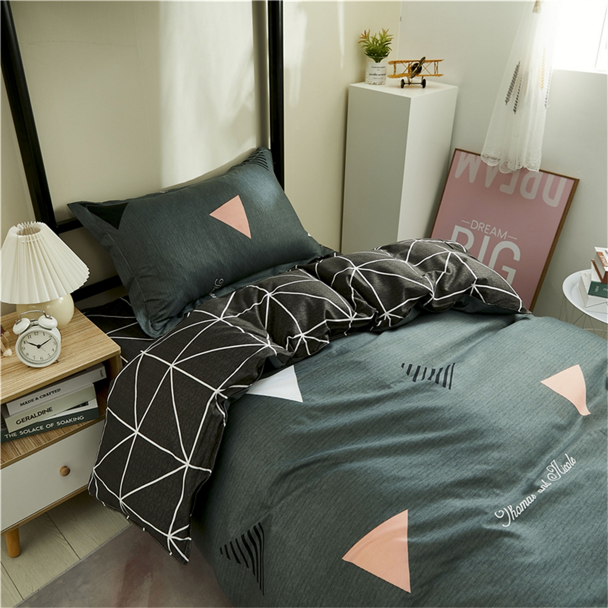 91家纺网 家纺一手货源 找家纺 曼璐2025新款学生床笠三件套四件套 简约三角