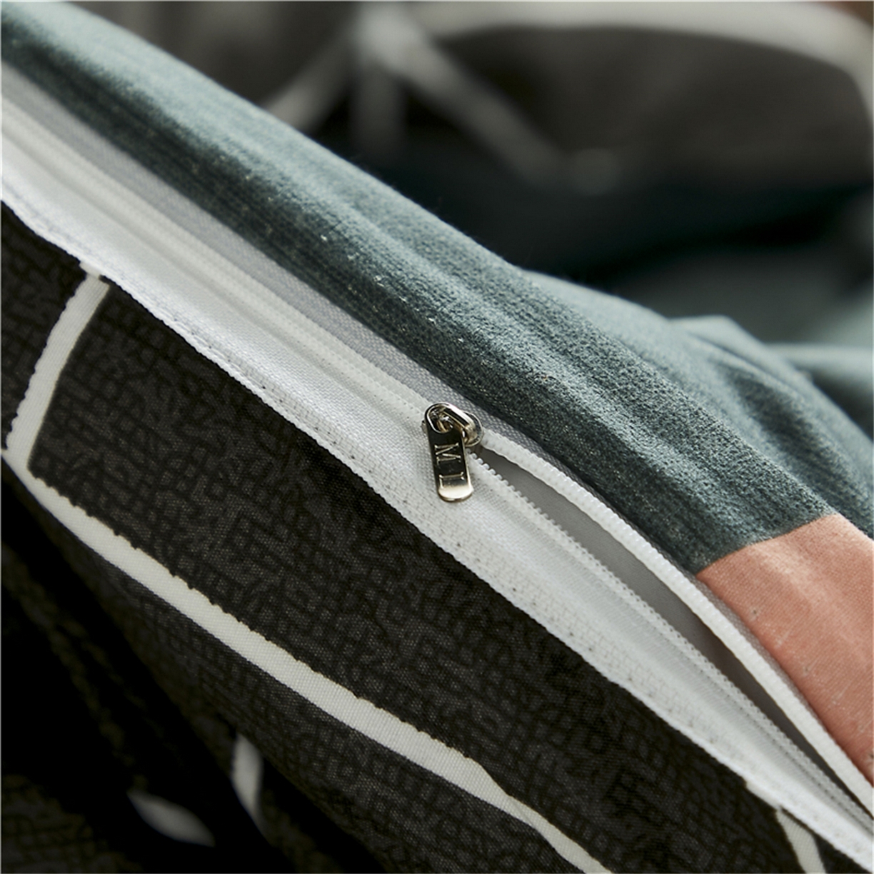 91家纺网 家纺一手货源 找家纺 曼璐2025新款学生床笠三件套四件套 简约三角