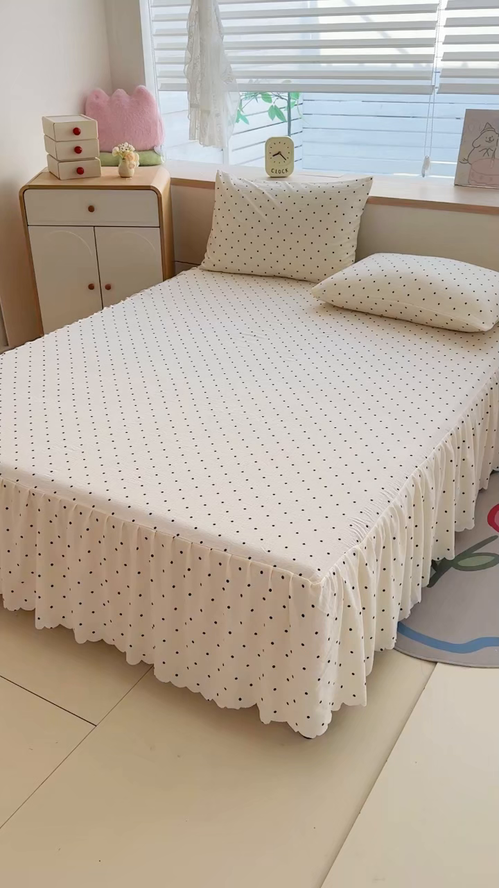 91家纺网 家纺一手货源 找家纺 莎臣豹 2025新款A类云感木棉皱皱纱双层纱床裙可配二三件套 波点风-米