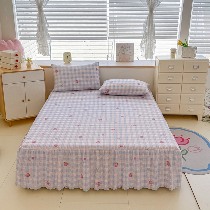 91家纺网 家纺一手货源 找家纺 莎臣豹 2025新款A类云感木棉皱皱纱双层纱床裙可配二三件套 草莓物语