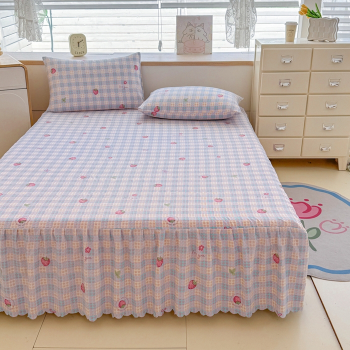 91家纺网 家纺一手货源 找家纺 莎臣豹 2025新款A类云感木棉皱皱纱双层纱床裙可配二三件套 草莓物语