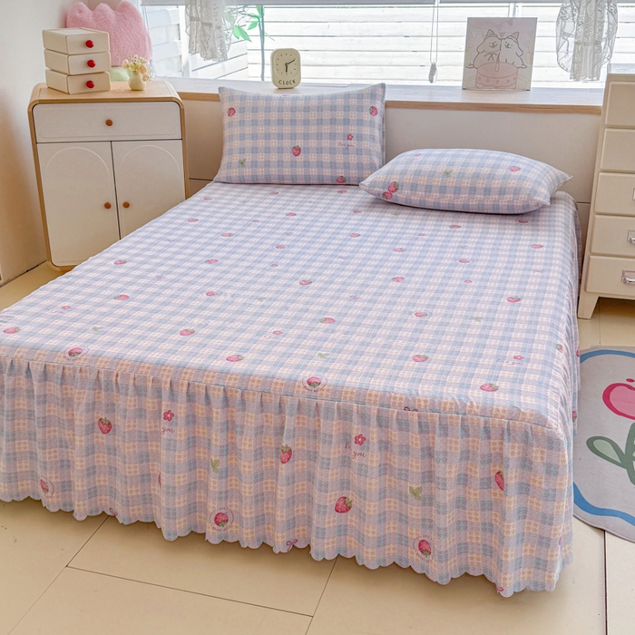 91家纺网 家纺一手货源 找家纺 莎臣豹 2025新款A类云感木棉皱皱纱双层纱床裙可配二三件套 草莓物语