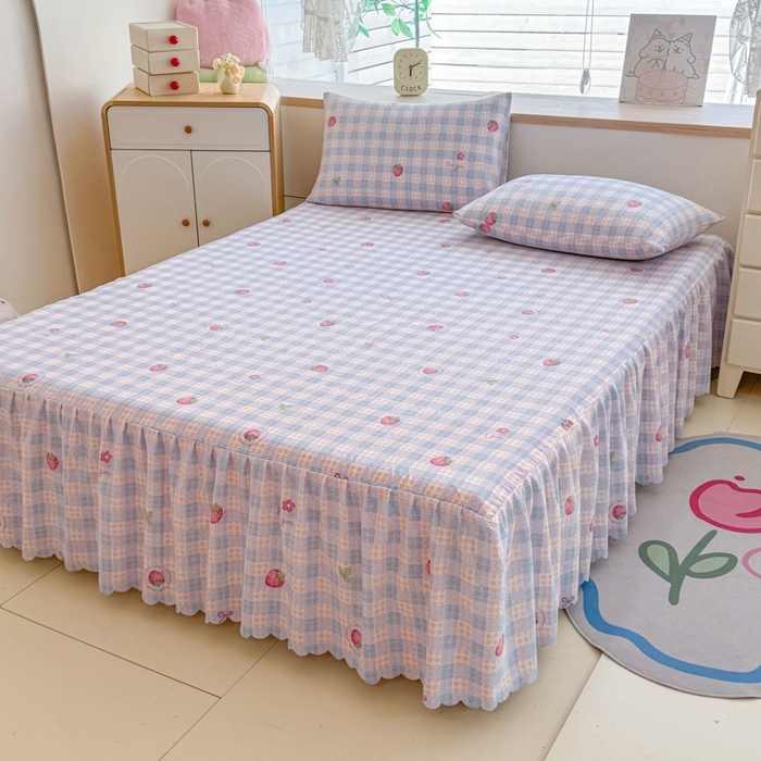 91家纺网 家纺一手货源 找家纺 莎臣豹 2025新款A类云感木棉皱皱纱双层纱床裙可配二三件套 草莓物语