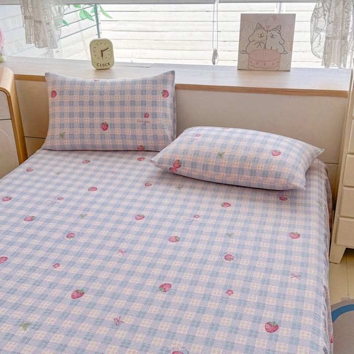 91家纺网 家纺一手货源 找家纺 莎臣豹 2025新款A类云感木棉皱皱纱双层纱床裙可配二三件套 草莓物语