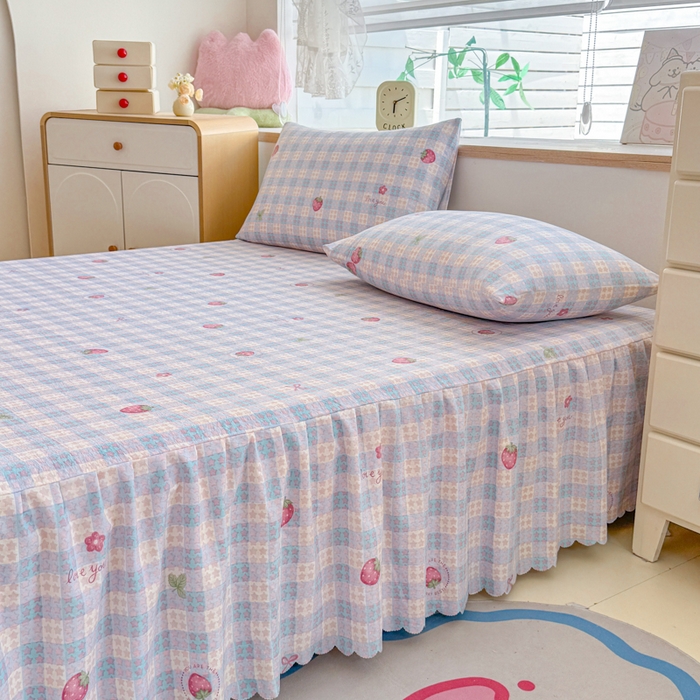 91家纺网 家纺一手货源 找家纺 莎臣豹 2025新款A类云感木棉皱皱纱双层纱床裙可配二三件套 草莓物语