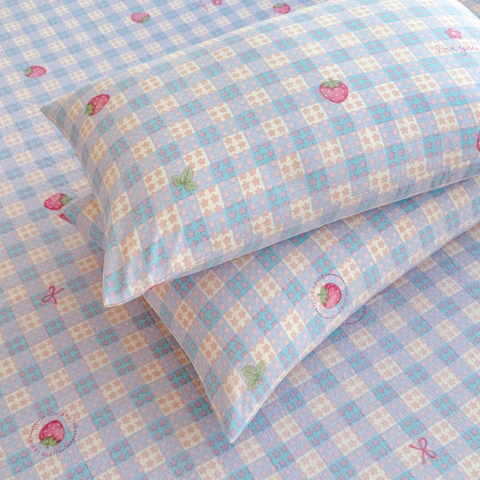 91家纺网 家纺一手货源 找家纺 莎臣豹 2025新款A类云感木棉皱皱纱双层纱床裙可配二三件套 草莓物语