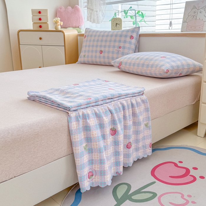 91家纺网 家纺一手货源 找家纺 莎臣豹 2025新款A类云感木棉皱皱纱双层纱床裙可配二三件套 草莓物语