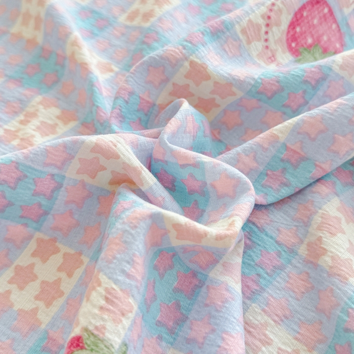 91家纺网 家纺一手货源 找家纺 莎臣豹 2025新款A类云感木棉皱皱纱双层纱床裙可配二三件套 草莓物语