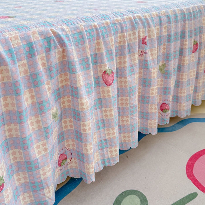 91家纺网 家纺一手货源 找家纺 莎臣豹 2025新款A类云感木棉皱皱纱双层纱床裙可配二三件套 草莓物语