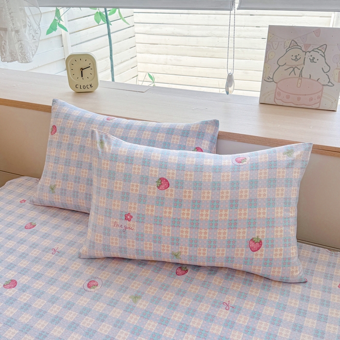 91家纺网 家纺一手货源 找家纺 莎臣豹 2025新款A类云感木棉皱皱纱双层纱床裙可配二三件套 草莓物语