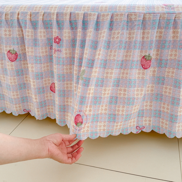 91家纺网 家纺一手货源 找家纺 莎臣豹 2025新款A类云感木棉皱皱纱双层纱床裙可配二三件套 草莓物语