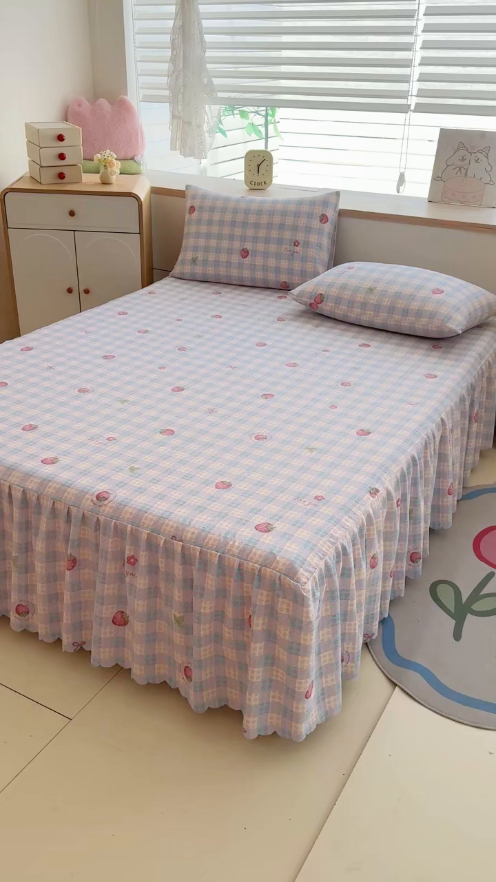 91家纺网 家纺一手货源 找家纺 莎臣豹 2025新款A类云感木棉皱皱纱双层纱床裙可配二三件套 草莓物语