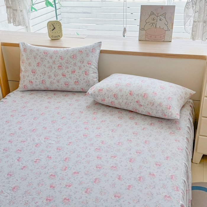 91家纺网 家纺一手货源 找家纺 莎臣豹 2025新款A类云感木棉皱皱纱双层纱床裙可配二三件套 晨雾蓝调