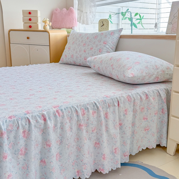 91家纺网 家纺一手货源 找家纺 莎臣豹 2025新款A类云感木棉皱皱纱双层纱床裙可配二三件套 晨雾蓝调