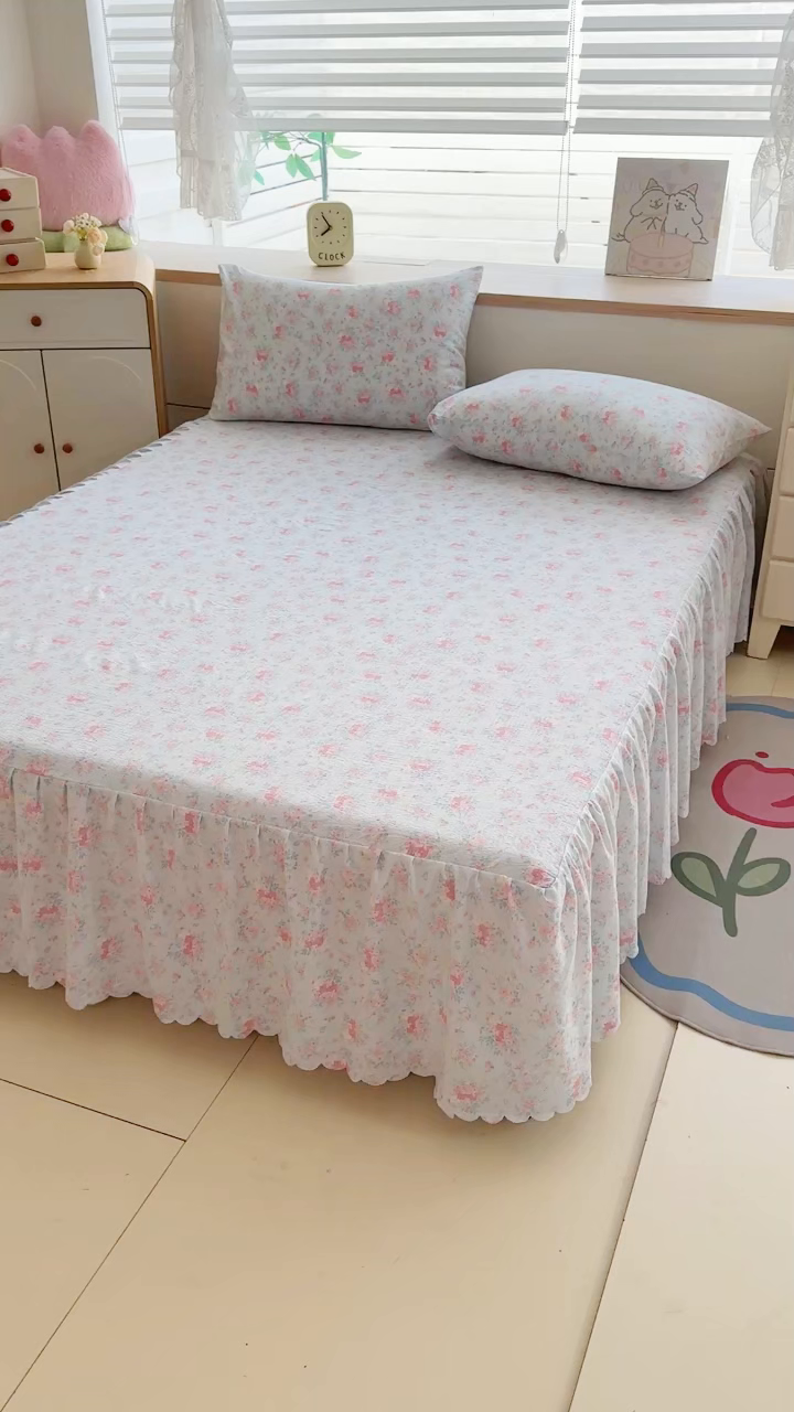 91家纺网 家纺一手货源 找家纺 莎臣豹 2025新款A类云感木棉皱皱纱双层纱床裙可配二三件套 晨雾蓝调