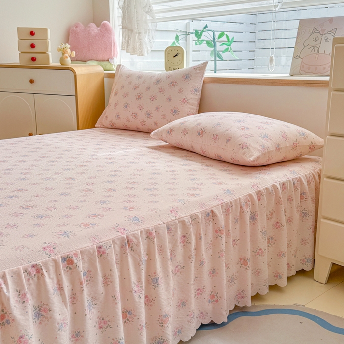 91家纺网 家纺一手货源 找家纺 莎臣豹 2025新款A类云感木棉皱皱纱双层纱床裙可配二三件套 粉黛花园