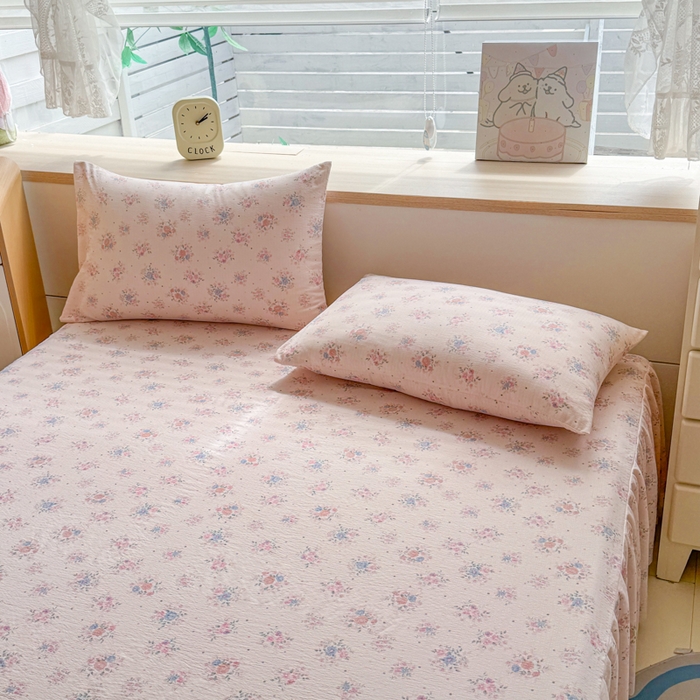 91家纺网 家纺一手货源 找家纺 莎臣豹 2025新款A类云感木棉皱皱纱双层纱床裙可配二三件套 粉黛花园