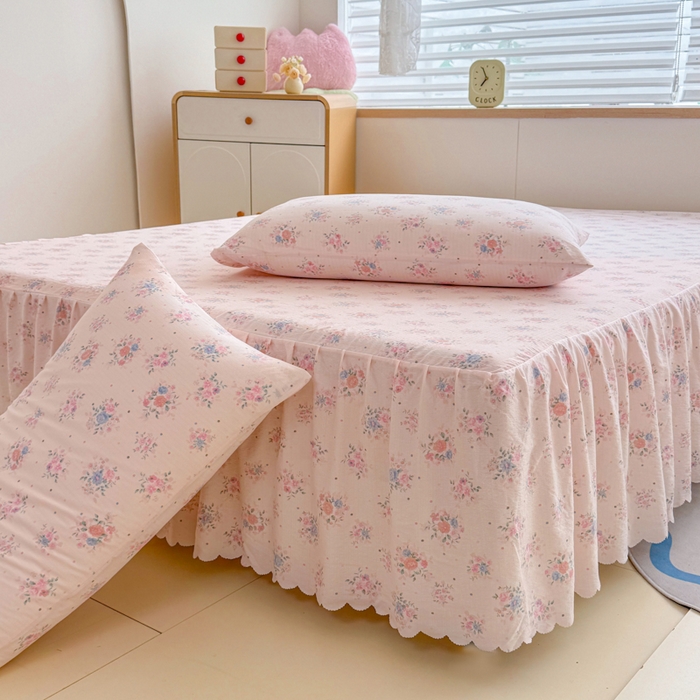 91家纺网 家纺一手货源 找家纺 莎臣豹 2025新款A类云感木棉皱皱纱双层纱床裙可配二三件套 粉黛花园