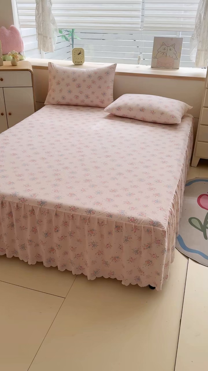 91家纺网 家纺一手货源 找家纺 莎臣豹 2025新款A类云感木棉皱皱纱双层纱床裙可配二三件套 粉黛花园