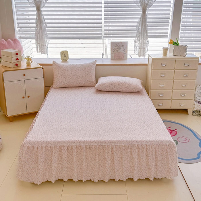 91家纺网 家纺一手货源 找家纺 莎臣豹 2025新款A类云感木棉皱皱纱双层纱床裙可配二三件套 粉雾花语